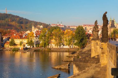 Prag - Charles Köprüsü 'nden Petrin ve Mala Strana' ya manzara.