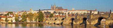 Prag - Charles Köprüsü, Kale ve Katedral 'in manzarası Vltava Nehri' ni silip süpürdü.