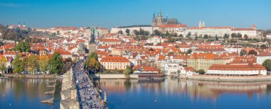 Prag - St. Nicholas Kilisesi, Mala strana, Şato ve Katedral Alacakaranlıkta.