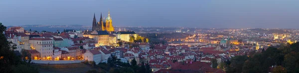 Prag Das Stadtpanorama Mit Der Burg Und Dem Veitsdom Der — Stockfoto
