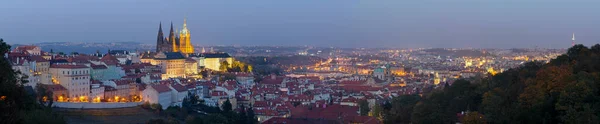 Praha Panorama Města Hradem Katedrálou Víta Soumraku — Stock fotografie