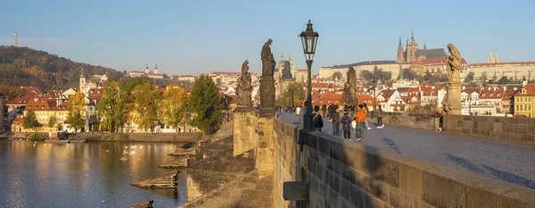 布拉格 查尔斯桥 城堡和主教座堂的全景横跨弗尔塔瓦河 — 图库照片