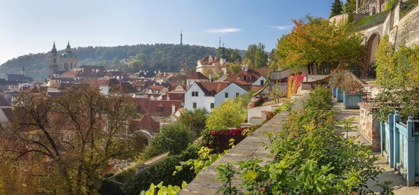 布拉格 从城堡下面的Ledeburska花园到马拉斯特兰 圣尼古拉斯教堂和Petrin的全景 — 图库照片