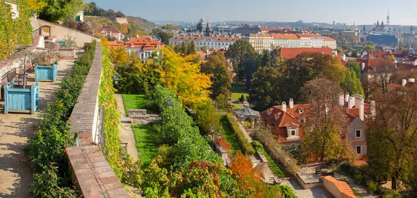 布拉格 从城堡下面的Ledeburska花园到东方的前景 — 图库照片