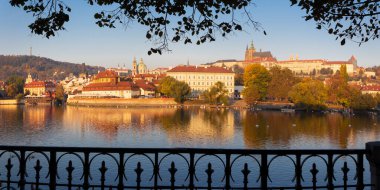 Prag - Mala Strana, Şato ve Katedral Vltava nehrinin üzerinden sabah vakti geçtiler..