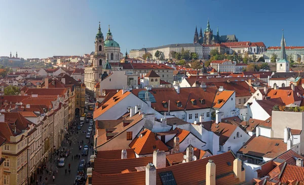 Praha Střechy Malé Strany Kostelem Mikuláše Hradem Katedrálou — Stock fotografie