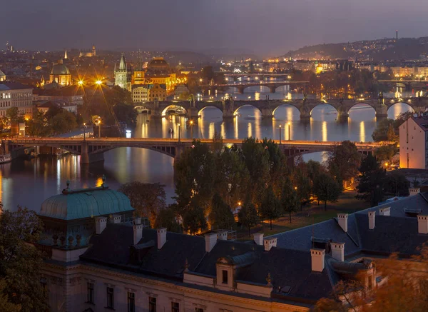 Prag Alacakaranlıkta Köprüleri Olan Şehir — Stok fotoğraf