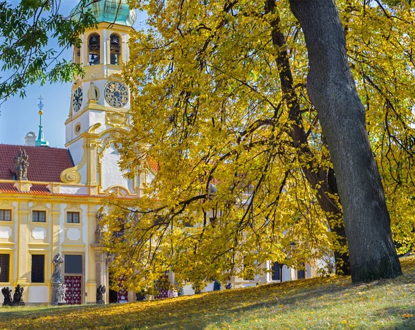 Praag Barokke Kerk Van Loreto Herfstboom — Stockfoto