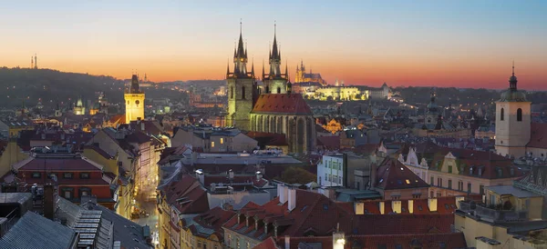 プラハ 10の前に聖母教会と街の夕暮れのパノラマと背景に大聖堂と城 夕暮れ — ストック写真