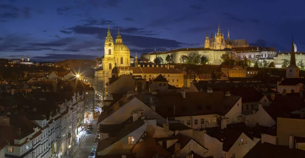 布拉格 黄昏时的圣尼古拉斯教堂 玛拉斯特拉纳 城堡和大教堂 — 图库照片