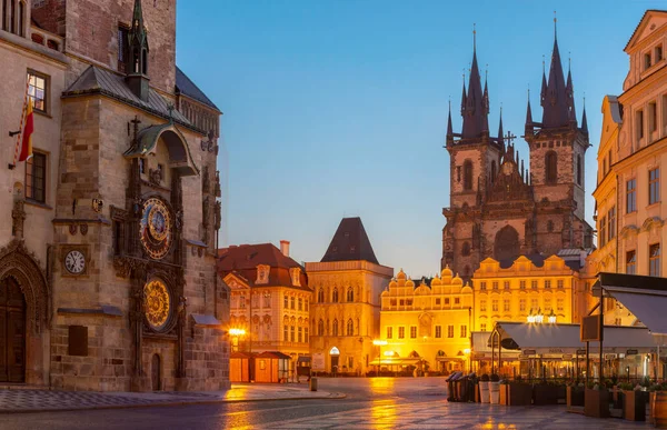 プラハ チェコ共和国 2018年10月16日 夕暮れ時にタイン教会前の旧市庁舎 スタロメスケ広場 聖母礼拝堂 — ストック写真