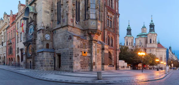 Prag Eski Belediye Binası Orloj Staromestske Meydanı Alacakaranlıkta Nicholas Kilisesi — Stok fotoğraf