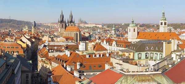 Prag Das Stadtpanorama Mit Der Liebfrauenkirche Vor Und Der Burg — Stockfoto