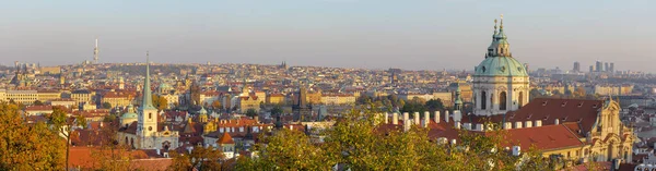 Prag Panorama Över Staden Med Nicholas Kyrkan Och Karlsbron Kvällsljus — Stockfoto