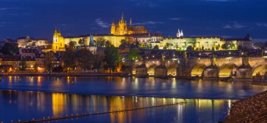 Prag - Charles Köprüsü, Şato ve Katedral Vltava nehrinin üzerinden alacakaranlıkta geçtiler.