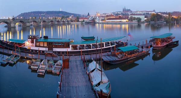 Prag Charles Köprüsü Şato Katedral Alacakaranlıkta Küçük Bir Liman — Stok fotoğraf
