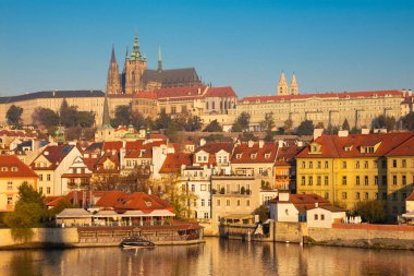 Prag - Charles Köprüsü, Kale ve Katedral Vltava nehri boyunca uzanır.