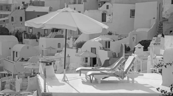 Santorini Typiska Små Husen Och Solstolarna Oia — Stockfoto