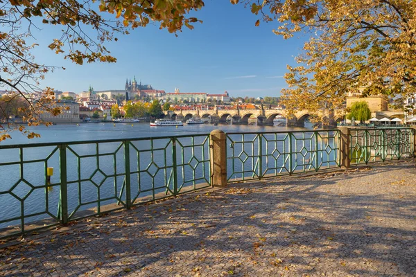 Prague Pont Charles Château Cathédrale Promenade Sur Rivière Vltava — Photo