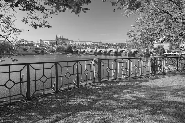 Prag Karlsbrücke Burg Und Kathedrale Von Der Moldau Promenade — Stockfoto