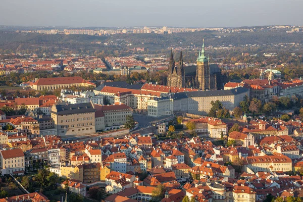 プラハ ペトリンから城と聖ヴィート大聖堂とマラStranaの屋根 — ストック写真