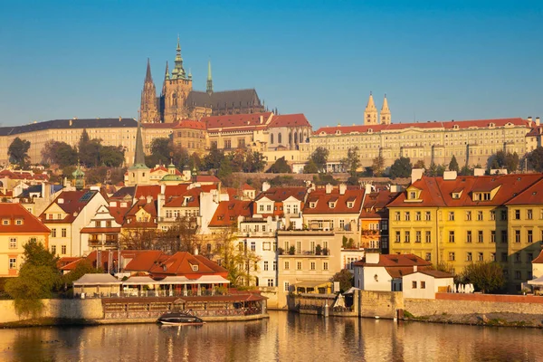 Prag - Charles Köprüsü, Kale ve Katedral Vltava nehri boyunca uzanır.