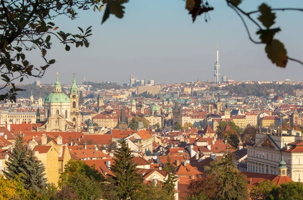 Prága Város Szent Miklós Templommal Károly Híddal Esti Fényben Stock Kép