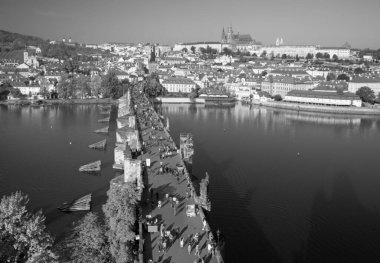 Prag - Charles Köprüsü, Kale ve Katedral Vltava nehri boyunca uzanır.