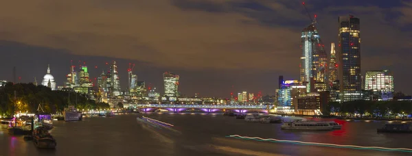 以摩天大楼为中心 金丝雀码头为背景的伦敦夜晚全景 — 图库照片