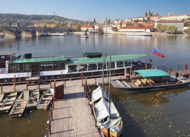 Prag - Charles Köprüsü, Şato ve Katedral Sabah küçük limanlı.