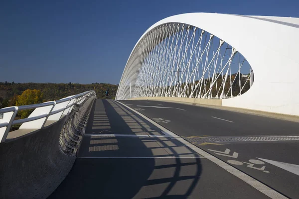 プラハ 近代的なアーチ型橋 Trjsky最も — ストック写真