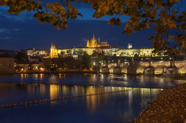 Prag Charles Köprüsü Şato Katedral Vltava Nehrinin Üzerinden Alacakaranlıkta Geçtiler — Stok fotoğraf