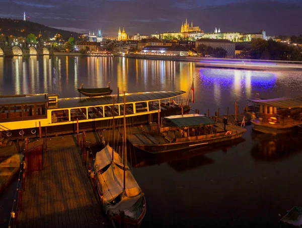 Prag Charles Köprüsü Şato Katedral Alacakaranlıkta Küçük Bir Liman — Stok fotoğraf