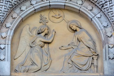 PRAG, CZECH REPUBLIC - 17 Ekim 2018: Vaclav Levy (1867 - 1869) tarafından yapılan Kosova Svateho Cyrila Metodeje kilisesinin portalındaki Annunciation 'ın rahatlatılması)