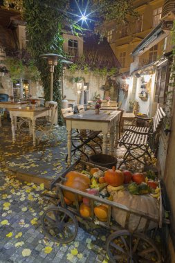 PRAG, CZECH REPUBLIC - 17 Ekim 2018: Little Quarter 'daki restoranın bahçesindeki sonbahar gecesi atmosferi.