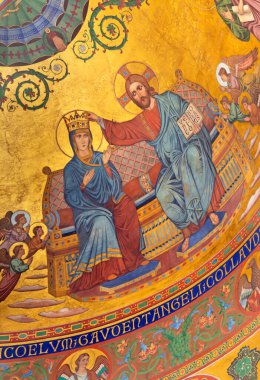 MODENA, İtalya - 14 Nisan 2018: 19. sentten itibaren Duomo 'nun ana sahnesinde Bizans tarzında Bakire Meryem Freski Taç Giyme Töreni..