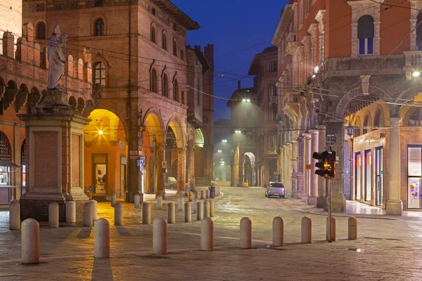 ボローニャ 夕暮れ時の広場広場デッラ メルカンツィア — ストック写真