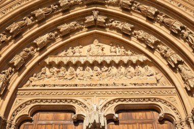 PALMA de MALLORCA, İspanya - 30 Ocak 2019: Efendi Pere Morey ve Guillem Sagrera Sagrera (1389 - 1394) tarafından La Seu Katedrali 'nin güney kapısındaki Son Akşam Yemeği' nin taştan kurtuluşu).