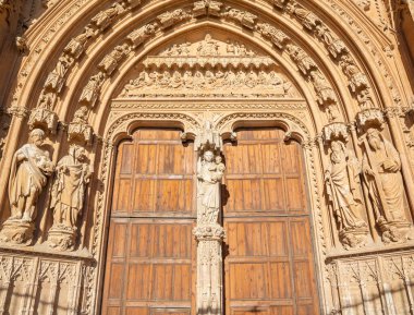 PALMA de MALLORCA, İspanya - 30 Ocak 2019 Katedral 'in güney kapısı ve ustalar Pere Morey ve Guillem Sagrera Sagrera (1389 - 1394)).