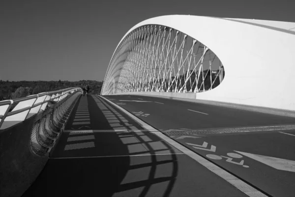 プラハ 現代のアーチ型橋 トロイスキー — ストック写真