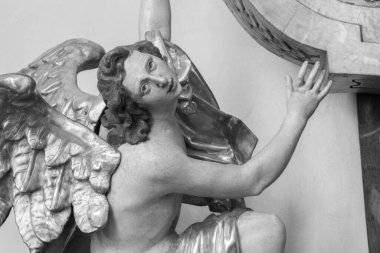 PRAG, CZECH REPUBLIC - 12 Ekim 2018: M. V. Jckel a J. K. Lika 'nın Assisi Kilisesi' nin mihrabındaki melek sunağından oyulmuş polikrom barok heykeli. (17. - 18 sent..)