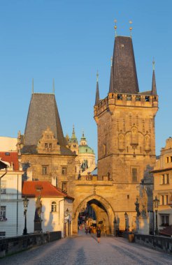 Prag - Charles Köprüsü 'nün gotik batı kulesi ve sabahları St. Nicholas kilisesi.