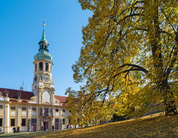プラハ ロレートバロック様式の教会と秋の木 — ストック写真