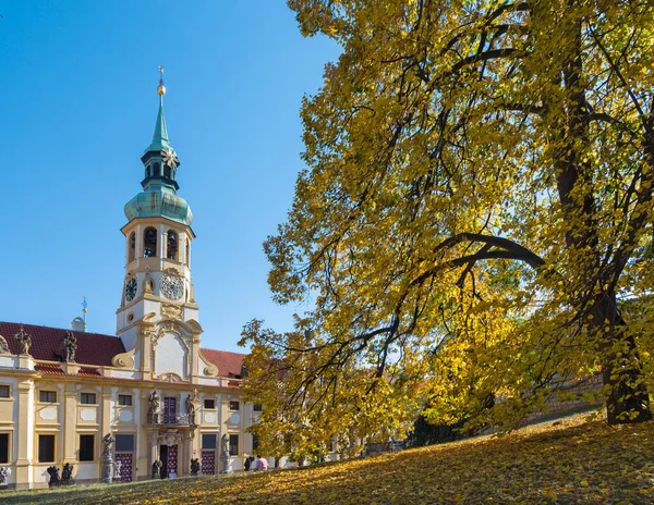 Praga Iglesia Barroca Loreto Árbol Otoño —  Fotos de Stock