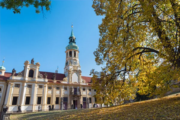 Praag Barokke Kerk Van Loreto Herfstboom — Stockfoto