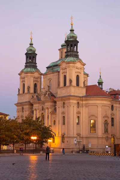 Praga Plaza Staromestske Iglesia Barroca San Nicolás Atardecer — Foto de Stock