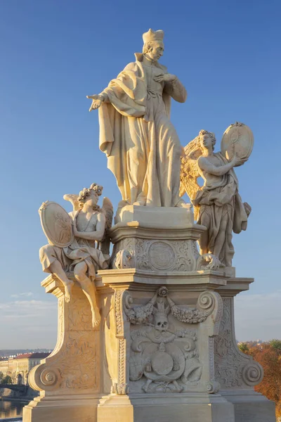 Prag Die Barocke Statue Von Francis Borgia Auf Der Karlsbrücke — Stockfoto