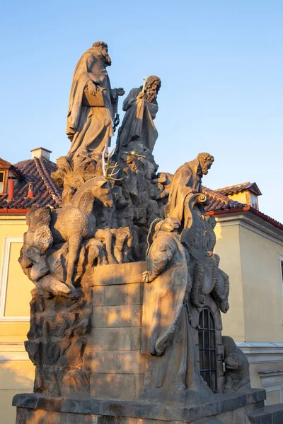 布拉格斐迪南布洛克夫的查尔斯桥上 马萨的约翰 瓦卢瓦的费利克斯和圣伊万的巴洛克雕像 — 图库照片