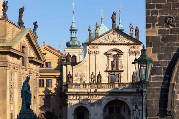 プラハ カレル橋から聖サルヴァトール教会とクリオヴニック広場のファサード ロイヤリティフリーのストック写真