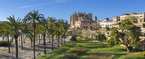 Palma Mallorca 主教座堂La Seu长廊和城墙上的公园 — 图库照片